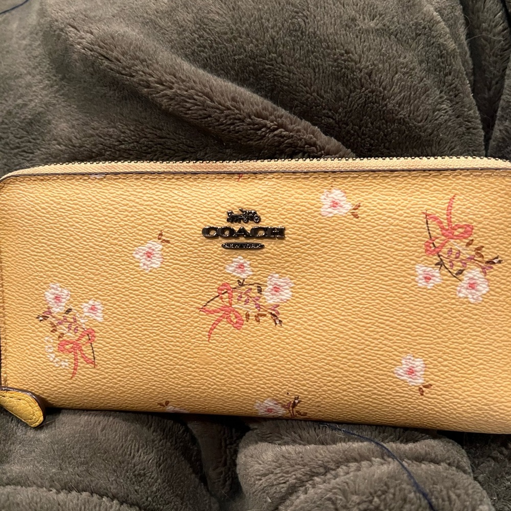 Accordion Zip Wallet With Floral Bow Print